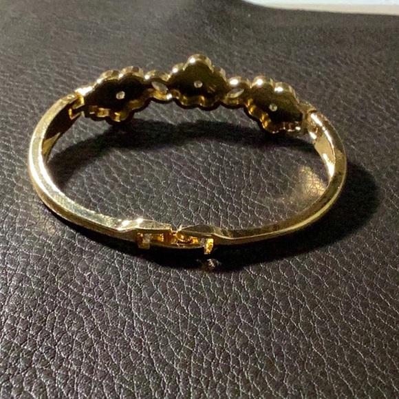 Gold Three Flowers Zirconia Stones Bracelet - Picture 2 of 3